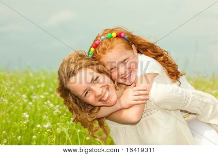 Mamma e figlia che si diverte