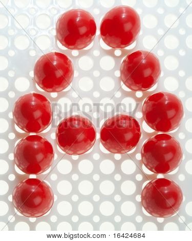 Font fatta di piastrelle di mosaico rosso. Altre lettere sono anche nel mio portafoglio.
