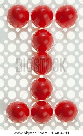 Font fatta di piastrelle di mosaico rosso. Altre lettere sono anche nel mio portafoglio.