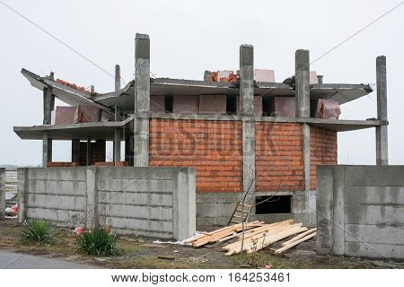 Collapse of slabs with poor quality construction