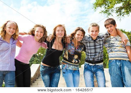 Dospívající skupina zahrnující