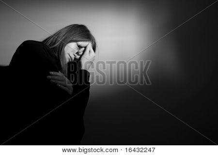 Ung kvinde lider af svær depression/angst