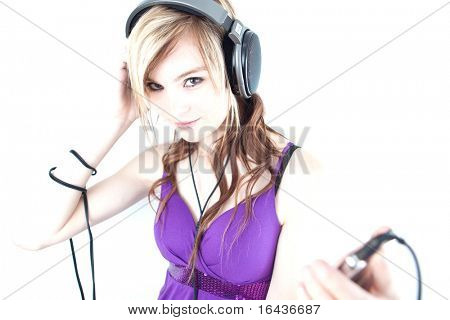 bastante joven mujer/adolescente escuchando música en sus auriculares de alta gama, disfrutando de la ranura (color 