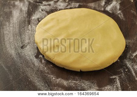 Laying down doung on the floured table