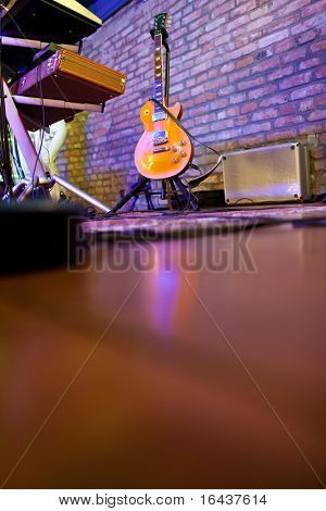 Bühne in einem Musikclub (abgeschwächt Farbe)