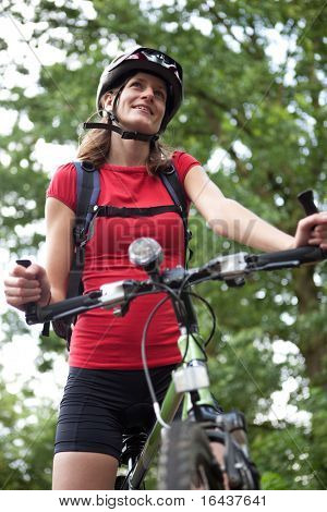 piuttosto giovane biker femminile outddors sulla sua mountain bike (shallow DOF; messa a fuoco selettiva)