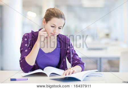 かなり若い学生作業/読書のライブラリ （浅い被写し界深度、トーン カラー画像）