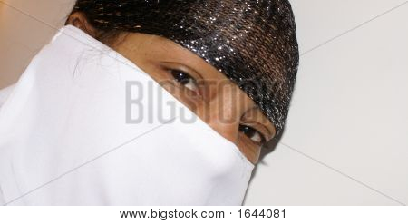 베일로 가려진된 회교도 여자 
