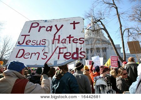 MADISON, WI-FEB 19:Supporters trzymać oznaki w wiecu Tea Party na rzecz propo Gov Scott Walker