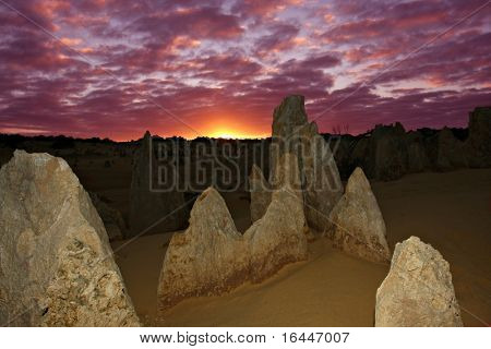 Pináculos na madrugada - Parque Nacional de Numbung, Austrália Ocidental