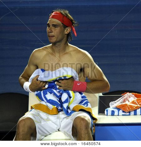 MELBOURNE, AUSTRALIA - 22 de enero: Rafael Nadal cambia su camisa en su victoria sobre Phillipp Kohlschre