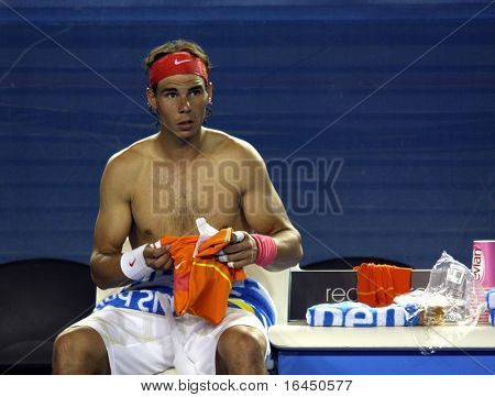 MELBOURNE, AUSTRALIA - 22 de enero: Rafael Nadal cambia su camisa en su victoria sobre Phillipp Kohlschre