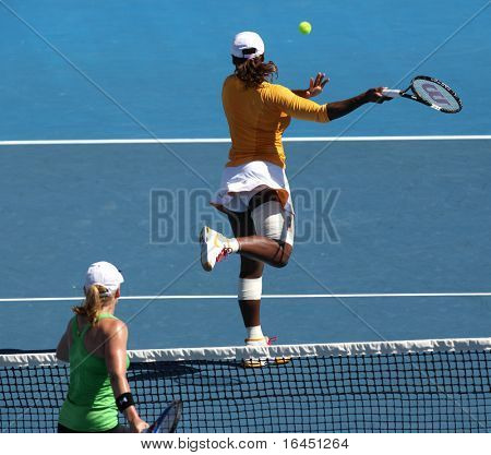 MELBOURNE, AUSTRALIA - 26. tammikuuta: Serena Williams välttelee volley Bethanie Mattek-Sands epävarma