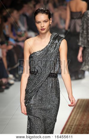 MELBOURNE - 17. marts: En model montrer designs af Thurley i 2011 L'Oreal Melbourne mode Fes