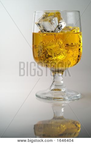 氷 (C2) 黄色酒のガラス