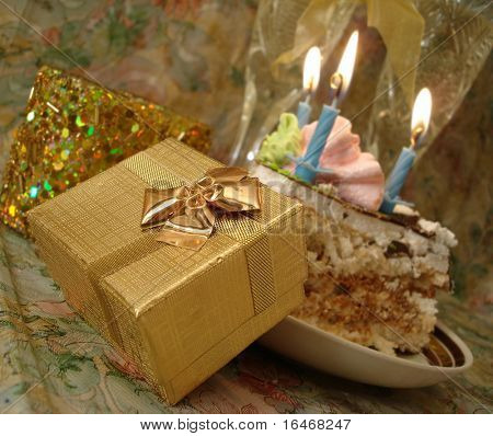 축 하 테이블 (생일 케이크와 블루 촛불, 샴페인, 선물 상자 두 안경의 조각)