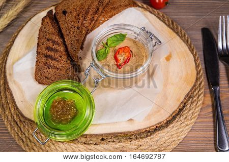 Mushroom mousse with crispy toast with basil and pepper
