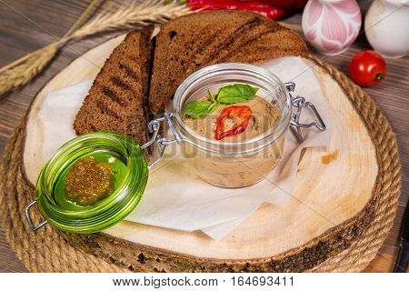 Mushroom mousse with crispy toast with basil and pepper