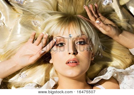 Retrato de mujer joven con strass en la cara