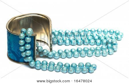 흰 배경에 고립 구슬과 파란색 팔찌