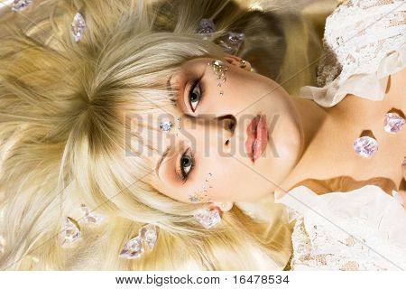 Retrato de mujer joven con strass en la cara