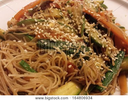INTEGRAL SPAGHETTI WITH SESAME SEEDS AND VEGETABLES