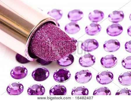 lápiz labial sobre fondo blanco con strass