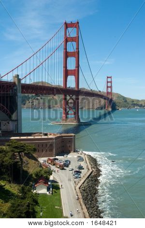 Most Golden Gate a skály