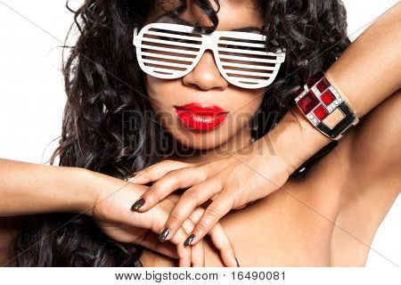 menina mulata com um bracelete de rubi