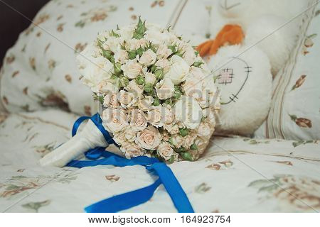 Decorating a wedding car - wedding rings. Wedding paraphernalia of the groom