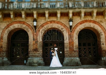 Beautiful architecture and lovely couple before the wedding