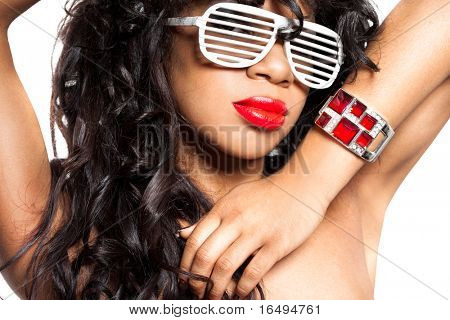 menina mulata com um bracelete de rubi