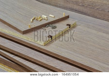 Bonding and assembly of furniture on the wooden pins