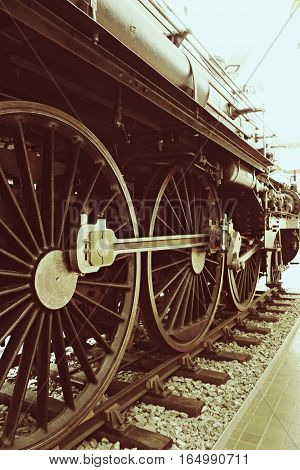 Detailed picture of an old steam locomotive.