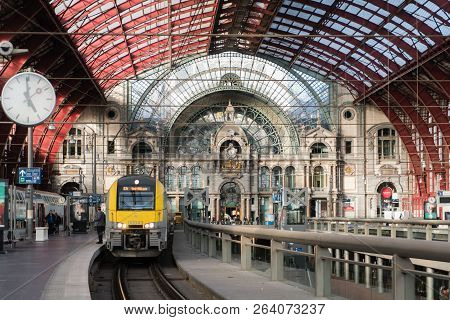 2018-10-01 Antwerp, Belgium: Platforms And Train Hall With Iron And Glass Vaulted Ceiling Of Antwerp