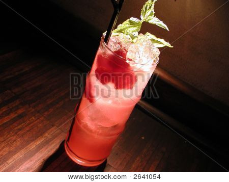 eine lange cocktail-Glas mit einem roten Getränk