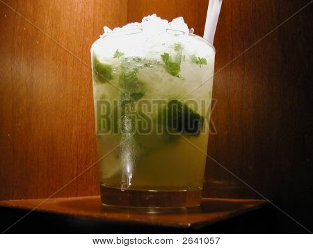 ein Glas mit Caipirinha ist an der Bar.