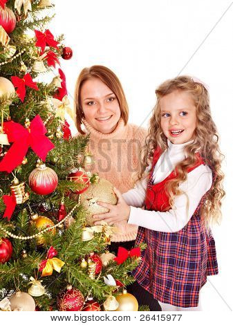 Mor med datter pynte juletræ. Isoleret.