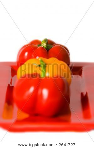 Makro Bellpeppers na płytce czerwony.
