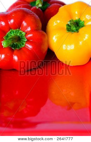 Bellpeppers na czerwono serwuje danie z białym tłem.