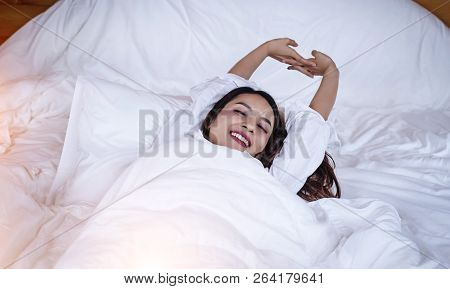 The Beautifu Laday Is Sitting On Bed,put Her Hand Touch Head,unhappy Feeling,headache From Tried And