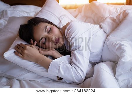 The Beautifu Laday Is Sleeping On Bed,warm Light Tone,blurry Light Around