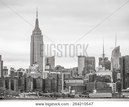 New York, Usa - May 05, 2016: Black And White View Of Midtown Manhattan Skyline With Empire State Bu