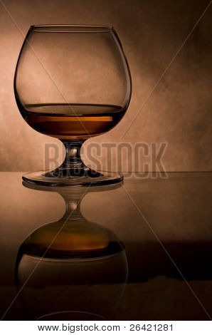 Cognac glas i vintage baggrund