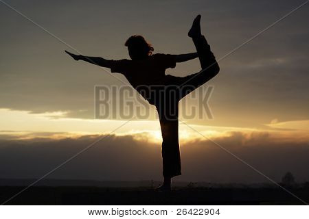 ヨガのポーズの夕焼け空