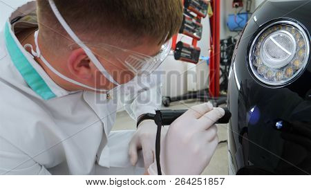 Professional Master After Polishing And Painting Cars, Checks The Flashlight Scratches, A Respirator