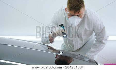 Professional Master After Polishing And Painting Cars, Checks The Flashlight Scratches, A Respirator