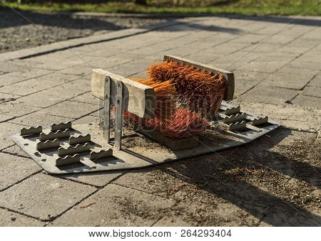 Boots Cleaning Device For Heavy Dirt From Drity Shoes.