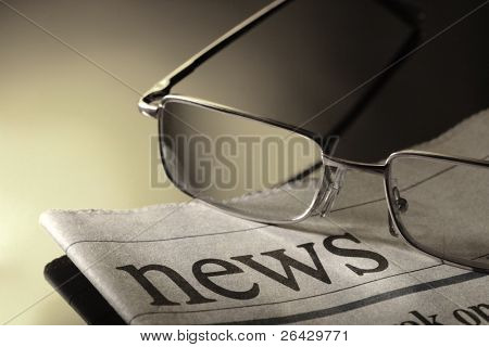 Journal et lunettes