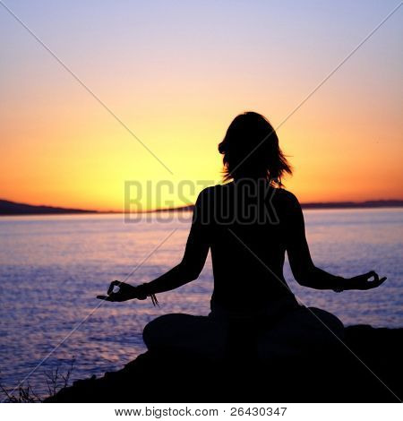 ragazza di bellezza nel loto posa su sunrise beach
